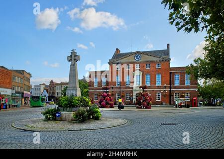 Royaume-Uni, Somerset, Taunton, The Parade, Market House et War Memorial. Banque D'Images