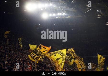 Dortmund, Allemagne.03ème Nov. 2021. Firo: 03.11.2021, Fuvuball, Ligue des champions de l'UEFA, CL,CHL, saison 2021/2022, scène de groupe, BVB, Borussia Dortmund - Ajax Amsterdam fans BVB, drapeaux crédit: dpa/Alay Live News Banque D'Images