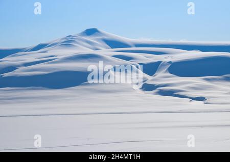 La beauté magique de Svalbard.Neige exceptionnellement bleue contre le ciel dégagé.Sommets enneigés sur l'île de Svalbard Banque D'Images