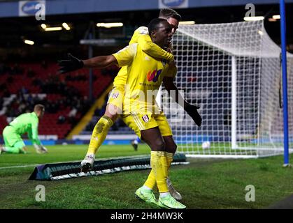 Neeskens Kebano (à droite) de Fulham célèbre le cinquième but de leur partie du match du championnat Sky Bet à Ewood Park, Blackburn.Date de la photo: Mercredi 3 novembre 2021. Banque D'Images