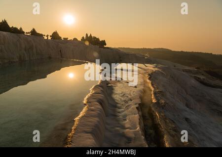 Lever du soleil à Pamukkale, Turquie.Vue sur les piscines en travertin dans la lumière du matin.La région est célèbre pour ses travertin minéraux de carbonate laissés par la fleur Banque D'Images