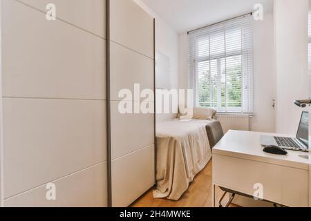 Belle image d'une chambre simple entièrement décorée dans une maison de design intérieure blanche; des idées de design Banque D'Images