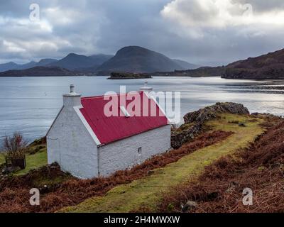 Cottage en pierre blanche avec toit rouge près du Loch Shielddaig sur la route NC500, Wester Ross, Écosse Banque D'Images