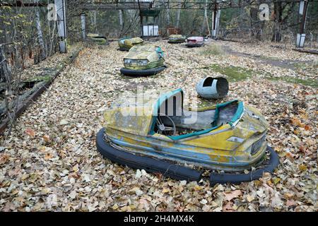 Promenade en voiture dans le parc d'attractions abandonné de Pripyat en Ukraine Banque D'Images