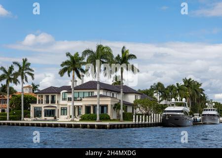Fort Lauderdale, États-Unis.31 octobre 2021.62e salon nautique international annuel de fort Lauderdale (FLIBS), qui fera des vagues du 27 au 31 octobre au Bahia Mar Yachting Centre (801 Seabreeze Blvd., fort Lauderdale, FL 33316).Propriété de la Marine Industries Association of South Florida (MIASF) et produit par Informa Markets, FLIBS offre la plus grande présence en eau de bateaux et d'expositions marines.(Photo par Yaroslav Sabitov/YES Market Media/Sipa USA) crédit: SIPA USA/Alay Live News Banque D'Images