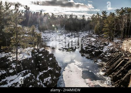 Paysage accidenté de la rivière St. Louis au parc national Jay Cooke, Carlton, Minnesota, États-Unis en hiver. Banque D'Images