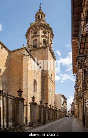 Vue de la rue principale dans le village espagnol de Puente la Reina vers l'église d'Iglesia del Crucifijo sur la route du Camino de Santiago Banque D'Images