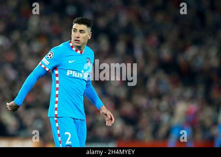 Liverpool, Royaume-Uni.03ème novembre 2021.José Gimenez de l'Atletico Madrid regarde.UEFA Champions League, groupe B match, Liverpool v Atletico Madrid au stade Anfield de Liverpool le mercredi 3 novembre 2021. Cette image ne peut être utilisée qu'à des fins éditoriales.Utilisation éditoriale uniquement, licence requise pour une utilisation commerciale.Aucune utilisation dans les Paris, les jeux ou les publications d'un seul club/ligue/joueur. photo par Chris Stading/Andrew Orchard sports Photography/Alamy Live News crédit: Andrew Orchard sports Photography/Alamy Live News Banque D'Images