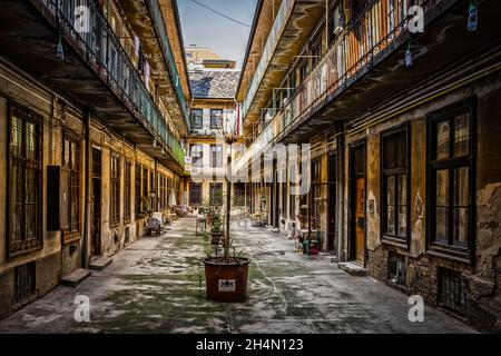 Budapest, Hongrie, mars 2020, vue sur une cour de bâtiment avec balcons et balustrades Banque D'Images