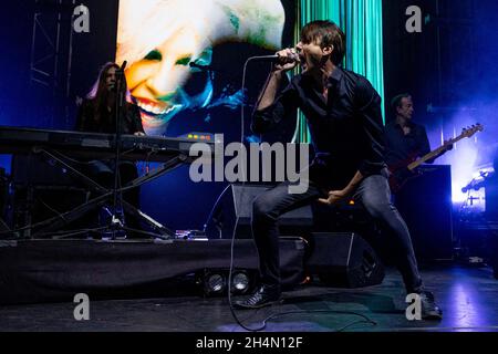 Édimbourg, Écosse, Royaume-Uni.03ème novembre 2021.Le spectacle SUEDE se produit au Usher Hall d'Édimbourg dans le cadre de leur tournée britannique et européenne, où ils vont jouer leur album classique « Coming Up » en entier.Après le succès de leur célèbre album de 2018, "The Blue Hour", Suede a fait un voyage pour célébrer leur troisième anniversaire en 1996.L'album Mercury nominé a été nominé pour le Mercury Music Prize et contient cinq des dix premiers singles avec «Trash», «Beautiday Night», «Lazy» et «Filmstar».Crédit : Alan Rennie/Alay Live News Banque D'Images