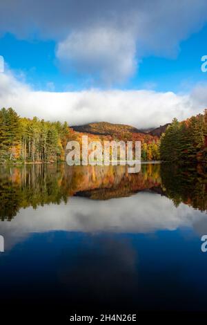 La couleur de l'automne réflexions à Balsam Lake Roy Taylor forêt dans la forêt nationale de Nantahala, Canada, North Carolina, États-Unis Banque D'Images