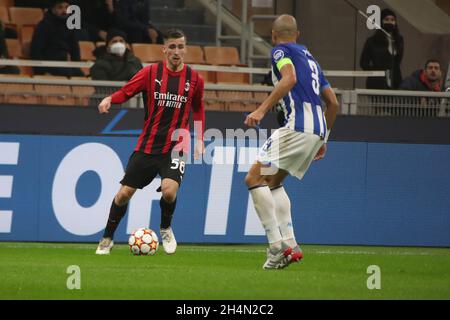 Milan, Italie.03ème novembre 2021.Alexis Saelemaekers de l'AC Milan en action lors du match de l'UEFA Champions League groupe B entre l'AC Milan et Porto FC au stade San Siro.Note finale 1-1 (photo de Mairo Cinquetti/Pacific Press) crédit: Pacific Press Media production Corp./Alay Live News Banque D'Images