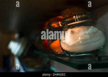 Objets décoratifs en verre, plastique et bois à l'intérieur d'un appartement dans différentes couleurs.Salvador, Bahia, Brésil. Banque D'Images