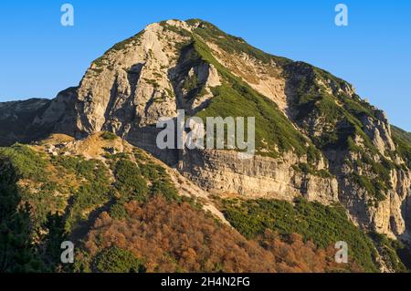 Vue sur les montagnes en automne.Magnifique paysage naturel, dans le parc naturel régional de Lessinia Banque D'Images
