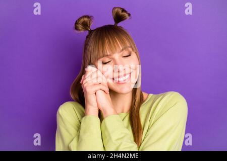 Photo de la jeune femme endormi yeux fermés tenir les mains face nap se détendre isolé sur fond violet de couleur Banque D'Images