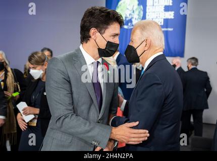 Glasgow, Royaume-Uni.02 novembre 2021.Le président américain Joe Biden discute avec le premier ministre canadien Justin Trudeau, parti, au cours de la deuxième journée du Sommet sur le climat de la COP26 de l'ONU au Centre scientifique de Glasgow le 2 novembre 2021 à Glasgow, en Écosse.Crédit : Adam Schultz/White House photo/Alay Live News Banque D'Images