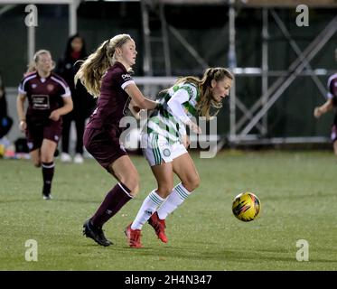 Édimbourg, Royaume-Uni.03ème novembre 2021.Oriam, Édimbourg, Écosse, Névé Tegan Browning (Hearts, #6) et Charlie Wellings (Celtic, #21) lors du match SWPL1 entre Hearts et Celtic à Oriam, Édimbourg, Écosse.SWPL1 Alex Todd/SPP crédit: SPP Sport Press photo./Alamy Live News Banque D'Images