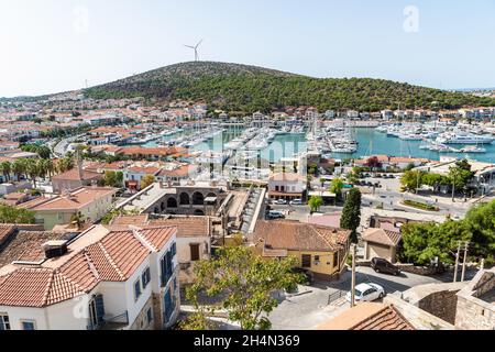 Cesme, Izmir, Turquie – 4 octobre 2020.Vue sur la station balnéaire de Cesme dans la province d'Izmir en Turquie.Vue aérienne avec le port, les bâtiments historiques et Banque D'Images