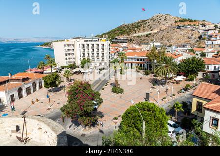 Cesme, Izmir, Turquie – 4 octobre 2020.Vue sur la place Cumhuriyet Meydani dans la station balnéaire de Cesme dans la province d'Izmir en Turquie.Vue avec les bâtiments, Banque D'Images