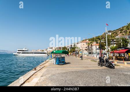 Cesme, Izmir, Turquie – 4 octobre 2020.Front de mer dans la station balnéaire de Cesme dans la province d'Izmir en Turquie.Vue avec palmiers, bâtiments historiques, commerc Banque D'Images