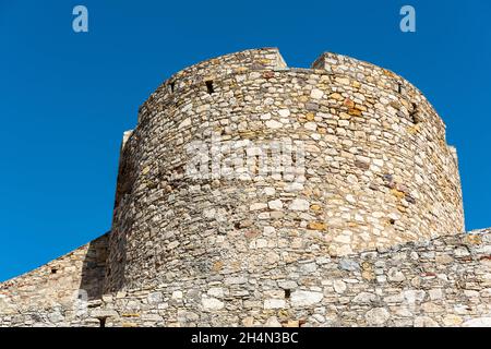 Cesme, Izmir, Turquie – 4 octobre 2020.Tour Cakabey de la forteresse de Cesme dans la station balnéaire de Cesme dans la province d'Izmir en Turquie. Banque D'Images