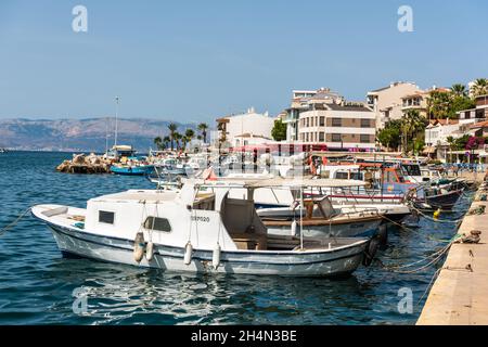 Cesme, Izmir, Turquie – 4 octobre 2020.Bateaux de pêche amarrés au bord de l'eau, dans la station balnéaire de Cesme, dans la province d'Izmir, en Turquie. Banque D'Images