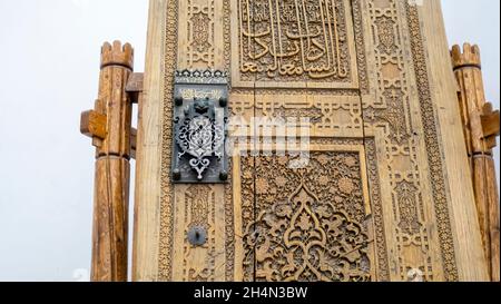 Porte d'entrée originale du mausolée de Khoja Ahmed Yasawi, XIVe siècle.Avec poignée de porte et inscription en arabe.Turkestan, Kazakhstan Banque D'Images