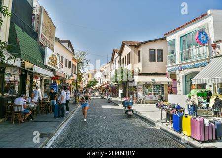 Cesme, Izmir, Turquie – 4 octobre 2020.Vue sur la rue Ataturk Bulvari dans la station balnéaire de Cesme dans la province d'Izmir en Turquie.Vue sur les bâtiments historiques, Banque D'Images