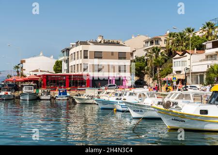 Cesme, Izmir, Turquie – 4 octobre 2020.Front de mer dans la station balnéaire de Cesme dans la province d'Izmir en Turquie.Vue avec palmiers, bâtiments historiques, commerc Banque D'Images