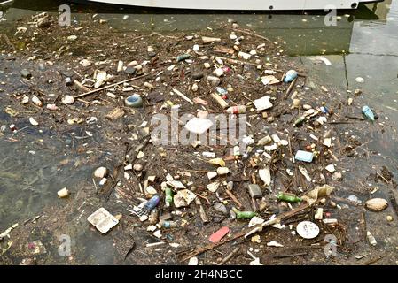 Bouteilles flottantes en plastique Coca-Cola, coquilles en polystyrène et autres déchets et déchets toxiques polluants dans le port d'Honolulu, Oahu, Hawaii, États-Unis Banque D'Images