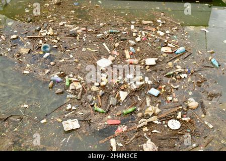 Bouteilles flottantes en plastique Coca-Cola, coquilles en polystyrène et autres déchets et déchets toxiques polluants dans le port d'Honolulu, Oahu, Hawaii, États-Unis Banque D'Images