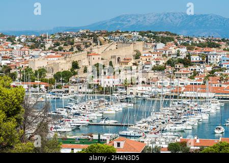 Cesme, Izmir, Turquie – 4 octobre 2020.Vue sur le port et la forteresse génoise de Cesme, station balnéaire de la province d'Izmir en Turquie. Banque D'Images