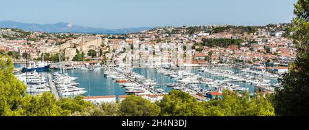 Cesme, Izmir, Turquie – 4 octobre 2020.Vue sur le port et la forteresse génoise de Cesme, station balnéaire de la province d'Izmir en Turquie. Banque D'Images