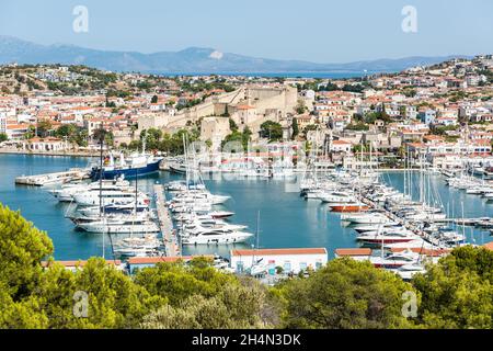 Cesme, Izmir, Turquie – 4 octobre 2020.Vue sur le port et la forteresse génoise de Cesme, station balnéaire de la province d'Izmir en Turquie. Banque D'Images