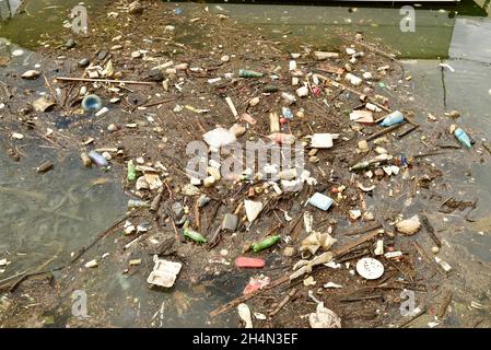 Bouteilles flottantes en plastique Coca-Cola, coquilles en polystyrène et autres déchets et déchets toxiques polluants dans le port d'Honolulu, Oahu, Hawaii, États-Unis Banque D'Images