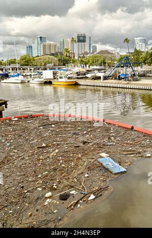 Bouteilles flottantes en plastique Coca-Cola, coquilles en polystyrène et autres déchets et déchets toxiques polluants dans le port d'Honolulu, Oahu, Hawaii, États-Unis Banque D'Images