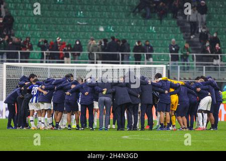 Milan, Italie.03ème novembre 2021.Les payeurs du FC Porto à la fin du match lors de l'UEFA Champions League 2021/22 Group Stage - match de football du groupe B entre l'AC Milan et le FC Porto au stade Giuseppe Meazza, Milan, Italie le 03 novembre 2021 Credit: Independent photo Agency/Alay Live News Banque D'Images