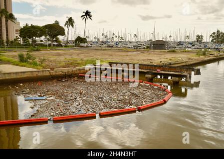 Bouteilles flottantes en plastique Coca-Cola, coquilles en polystyrène et autres déchets et déchets toxiques polluants dans le port d'Honolulu, Oahu, Hawaii, États-Unis Banque D'Images