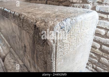 Inscriptions détaillées sur la pierre tombeau de Shurja ad din Khilal Mirza, XVI c, XVIe siècle, ancienne pierre tombale originale exposée au Turkestan, Kazakhstan Banque D'Images