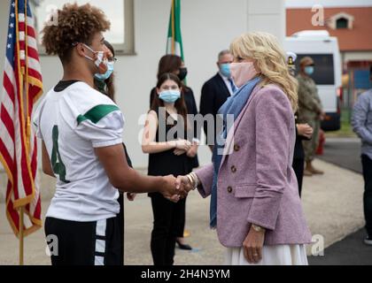 Naples, Italie.01 novembre 2021.La première dame des États-Unis, Jill Biden, s'entretient avec des étudiants lors d'une visite à l'école secondaire de Naples à l'activité de soutien naval de Naples le 1er novembre 2021 à Naples, en Italie.Biden a visité des étudiants, des parents et des membres de la communauté dans le cadre de son initiative de la Maison-Blanche se joignant aux Forces, un programme qui soutient les familles des militaires et des vétérans.Crédit : MC1 Fred Gray IV/É.-U.Navy photo/Alamy Live News Banque D'Images