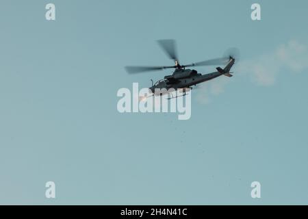 Les Marines des États-Unis du Groupe du quartier général de la Force, de la 4e Escadre des aéronefs marins et de la 4e Division maritime, participent à la formation de soutien tactique du Parti du contrôle aérien 22-1 au cours d'un exercice de soutien aérien rapproché (CASEX) en collaboration avec le personnel de la Marine américaine et de la Force aérienne des États-Unis à Townsend Bombing Range, en Géorgie, le 27 octobre 2021.Marines participe au CASEX pour pratiquer des exercices de soutien aérien rapproché avec des pilotes, tout en travaillant à accroître la compétence et la préparation des contrôleurs d'attaque de terminal interarmées de la Réserve de la Marine Force, des contrôleurs aériens avant et des observateurs de feux conjoints.(É.-U.Photo du corps marin par lance Cpl. Banque D'Images