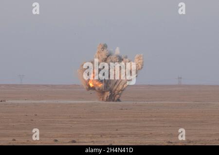 Une bombe de 500 lb fait exploser une cible qu'un contrôleur d'attaque tactique irakien (ITAC) des services de lutte contre le terrorisme a appelé lors de l'exercice Phoenix Fires près de la base aérienne d'Al Asad, en Irak, le 25 octobre 2021.L'exercice Phoenix Fires a permis à l'ITAC et à la Coalition joint terminal Attack Controllers d'appeler à une grève aérienne pendant les opérations de jour et de nuit.(É.-U.Photo de l'armée par le sergent d'état-major.Jose A. Torres, Jr.) Banque D'Images