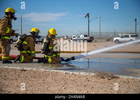 Les pompiers de la Marine corps Air Station (MCAS) Yuma (Arizona) pulvérisent de l'eau pour neutraliser une fuite de gaz simulée pendant l'exercice Desert Plume, 2 novembre 2021.Desert Plume est un événement d’entraînement qui évalue la capacité de la MCAS Yuma de réagir rapidement et efficacement à un incident CBRNE/HAZMAT.(É.-U.Photo du corps marin par Cpl.Gabrielle Sanders) Banque D'Images