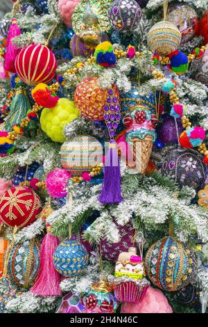 Sapin de Noël festif décoré de boules de Noël colorées Banque D'Images