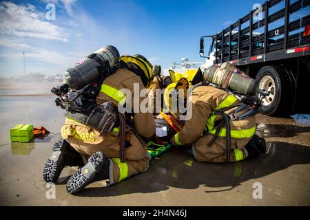 Les pompiers de la Marine corps Air Station (MCAS) Yuma (Arizona) effectuent des techniques de sauvetage sur une victime simulée lors de l'exercice Desert Plume, 2 novembre 2021.Desert Plume est un événement d’entraînement qui évalue la capacité du MCAS Yuma de réagir rapidement et efficacement à un incident CBRNE/HAZMAT.(É.-U.Photo du corps marin par Cpl.Gabrielle Sanders) Banque D'Images