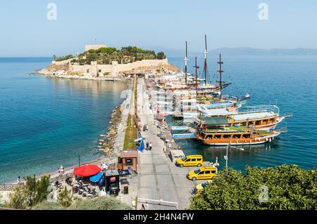 Kusadasi, Aydin, Turquie – 6 octobre 2020.Relié à la chaussée Guvercin Adasi (île Pigeon) et au château de Kusadasi dans la station balnéaire de Kusadasi.Afficher avec cr Banque D'Images