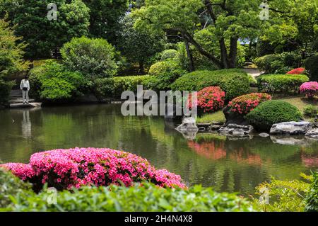 Vue sur les jardins de Kyu Yasuda Teien avec un magnifique aménagement paysager à Tokyo, Japon. Banque D'Images