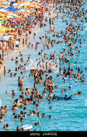 Salvador, Bahia, Brésil - 06 janvier 2019: Des milliers de personnes sur la plage de Boa Viagem à Salvador, dans l'État brésilien de Bahia. Banque D'Images