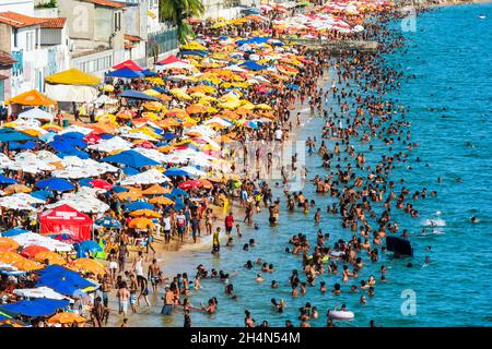 Salvador, Bahia, Brésil - 06 janvier 2019: Des milliers de personnes sur la plage de Boa Viagem à Salvador, dans l'État brésilien de Bahia. Banque D'Images