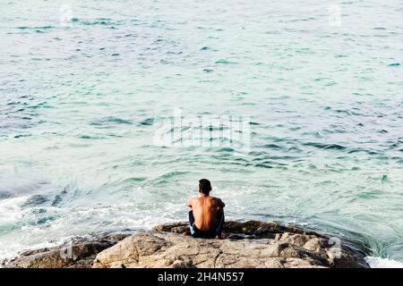 Salvador, Bahia, Brésil - 08 janvier 2019: Un homme regardant la mer à Porto da Barra Beach à Salvador, Bahia, Brésil. Banque D'Images